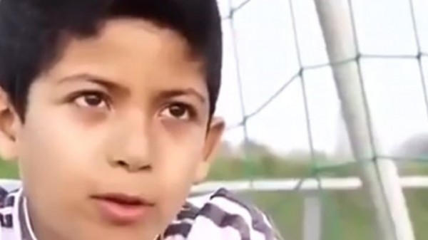 طفل سوري لاجئ يذهل الألمان بمهاراته الكروية 