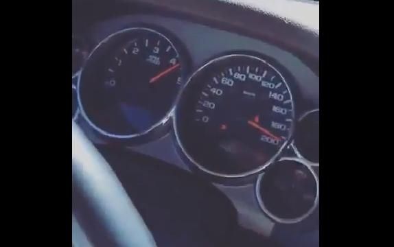 طفل مجنون يقود سيارة بسرعة 180 في المملكة العربية السعودية 