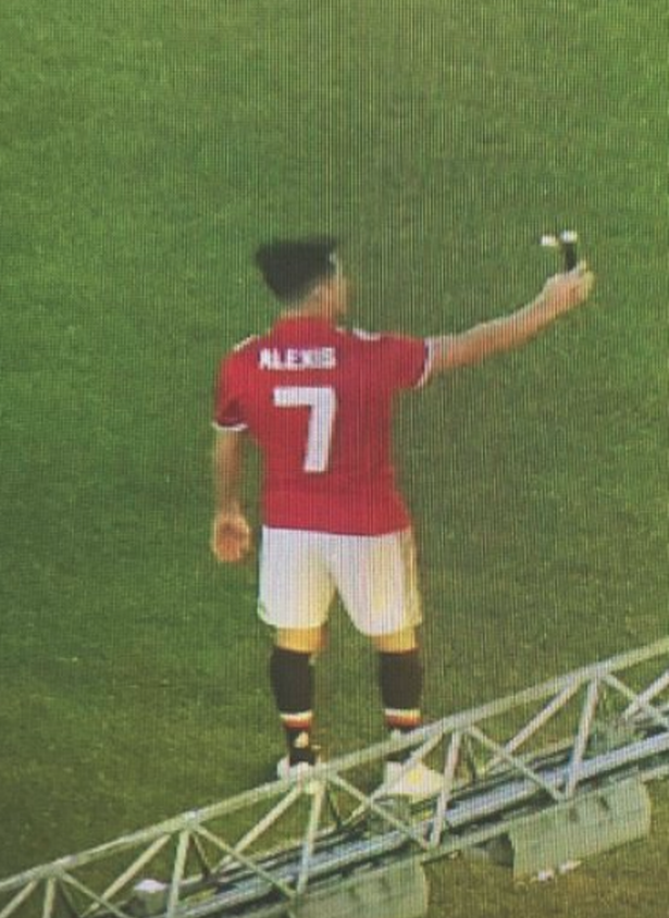 أليكسيس سانشيز بقميص اليونايتد لأول مرة "صورة "