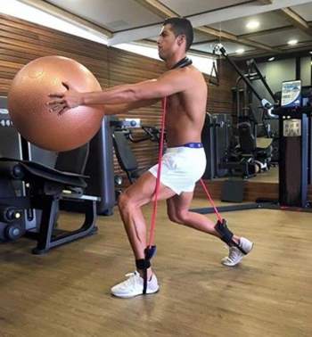 شاهد الصورة : كرستيانو رونالدو يضاعف التمارين في الصالة الرياضية !