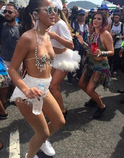 شاهد بالصور :صديقة نيمار تظهر بملابس جرئية في كرنفال البرازيل
