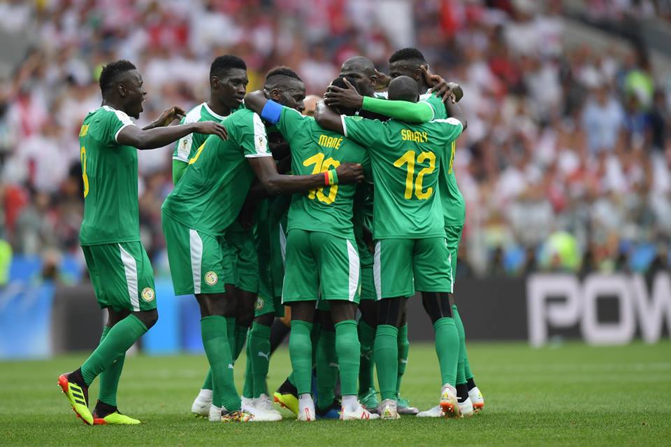 احتفال لاعبي المنتخب السنغالي بعد الفوز على نظيره البولندي