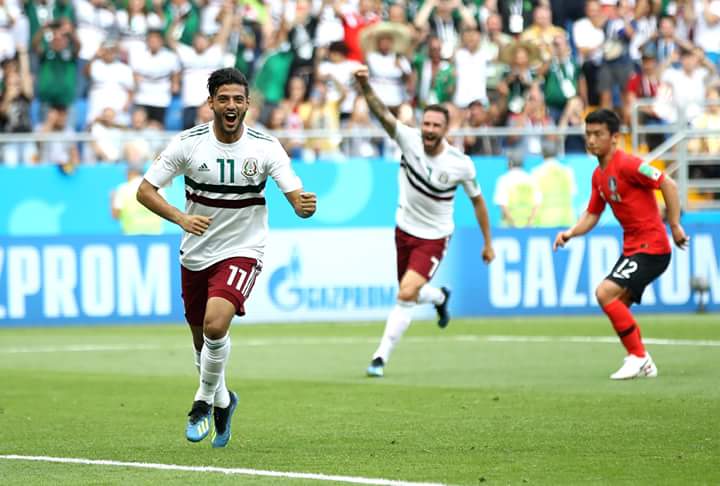 لاعبي المكسيك أثناء إحتفالهم بتسجيل هدف