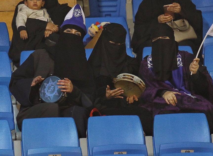 شاهد بالفيديو :مشجعات سعوديات يثرن الجدل في كلاسيكو الرياض